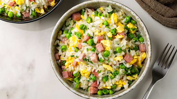 Estas são 3 formas simples de usar aquele arroz esquecido na sua geladeira
