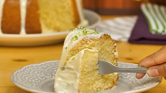 Sabor de limão e cobertura cremosa para deixar qualquer lanche mais especial. (Foto: TudoGostoso)