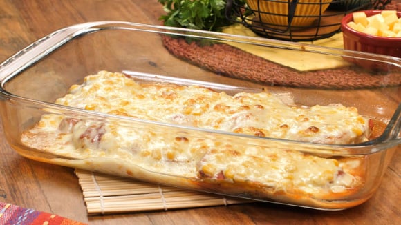Depois de pronto, o frango com requeijão pode ser servido com arroz branco, batata palha, batata rústica, legumes assados ou até uma saladinha (Créditos: TudoGostoso)