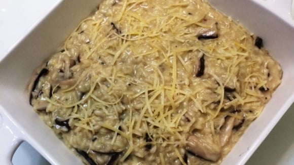 Risoto de shitake servido em travessa com queijo ralado (Créditos: TudoGostoso/Mariana V. de Oliveira Bragatto)