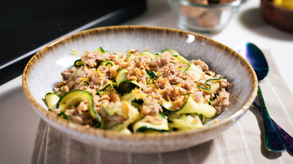 Com abobrinha e atum em lata você tem um jantar delicioso e saudável em menos de 10 minutos
