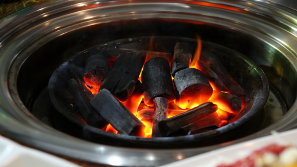 Brasa uniforme é o que garante carne no ponto e menos fumaça no quintal. (Foto: Shutterstock)