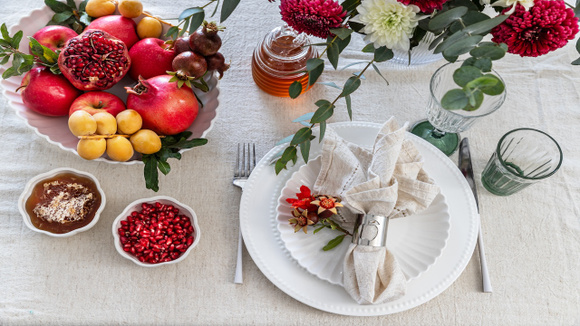 Como decorar a mesa da virada gastando quase nada e usando o que já tem em casa