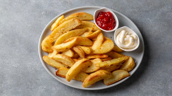 Faço essa batata frita para petiscar e todo mundo ama: fica tão crocante que vicia!