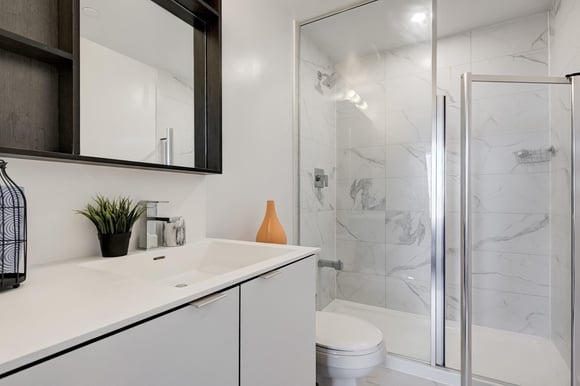 Especialistas em reformas e designers de interiores concordam: "Em banheiros pequenos, o box ideal deve ser fixo e transparente, e a base do chuveiro deve estar nivelada com o piso e ter uma cor semelhante à do piso."
