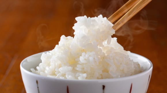 Como os japoneses comem tanto arroz todos os dias sem engordar? A regra das porções, a estrutura das refeições e os hábitos que fazem a diferença