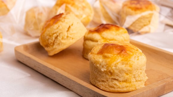 Essa receita rápida parece pão de queijo, mas tem uma diferença: aprenda a fazer scones de queijo quentes