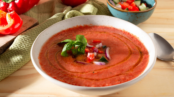 José Andrés, chef: “Na Espanha, usamos tomates pera, mas vale a pena experimentar; tente usar um tomate amarelo ou um tomate Zebra Verde no seu gaspacho.”