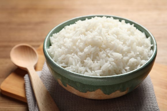 Dá pra fazer arroz na airfryer e fica soltinho e gostoso: veja como cozinhar o acompanhamento de um jeito bem simples