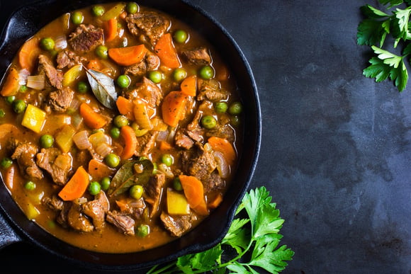 Frigideira com acém e legumes (Créditos: Shutterstock)
