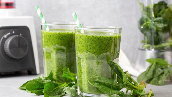 O suco verde é uma bebida poderosa que ajuda a limpar o organismo (Créditos: Shutterstock)