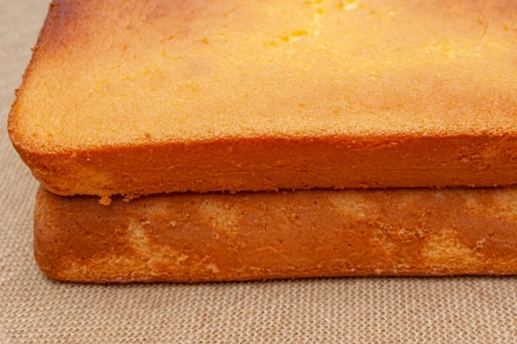Pão de ló de liquidificador fofinho e perfeito para fazer um bolo de aniversário