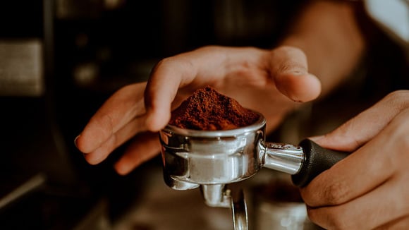 Pó de café na prensa de cafeteira espresso (Créditos: Canva)