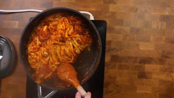 O ponto ideal da macarronada é quando a massa estiver cozida e o molho cremoso. (créditos: Reprodução/Youtube Ana Zambrin)