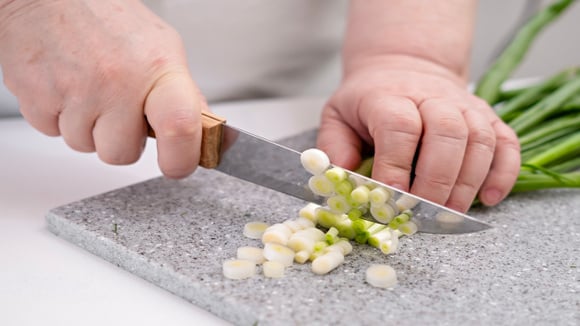 Separar as tábuas por tipo de alimento ajuda a manter a cozinha mais segura. (Foto: Shutterstock)