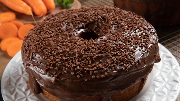 Nem dá pra acreditar que esse bolo de cenoura com chocolate fica pronto em 10 minutos e sai perfeito toda vez!