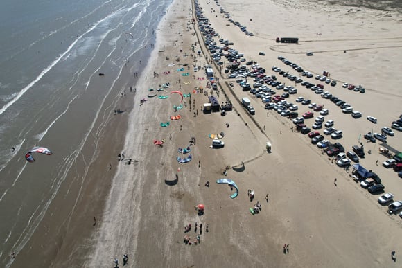 Dá para deixar o carro na areia e levar barraca, pranchas e equipamentos de esportes aquáticos perto da água (Créditos: Facebook Secretaria de Município do Cassino)