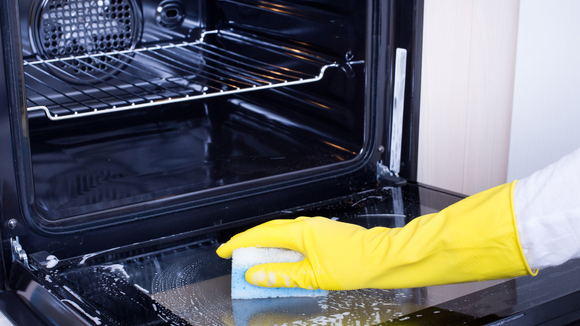 Diversos especialistas em limpeza concordam sobre como limpar a cozinha: "Eu sempre começo pelas coisas mais sujas. Primeiro o forno, depois a geladeira."