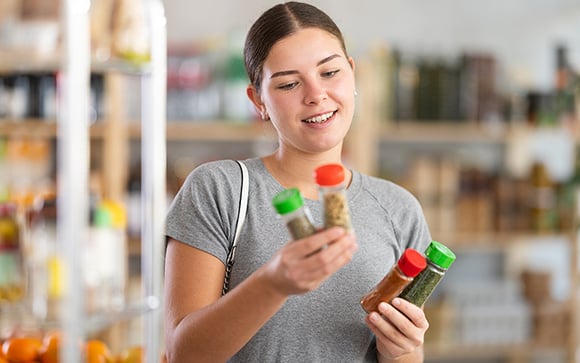 5 temperos prontos que vendem no mercado e como usá-los nas receitas