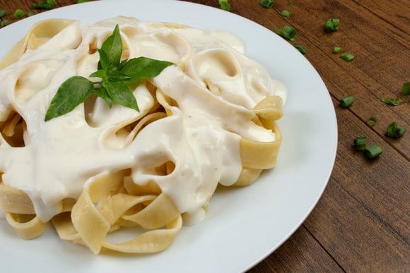 Aqui está a melhor receita de molho branco simples para macarrão com creme de leite