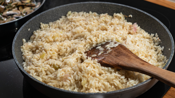 Os chefs concordam: "Tostar os grãos de arroz com manteiga ou azeite antes de adicionar água realça o seu sabor"