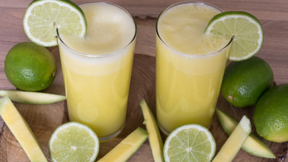O jeito certo de fazer limonada alemã: o truque para bater o limão com casca e não amargar