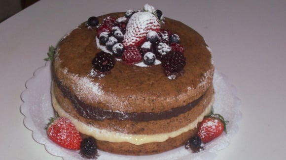 Naked cake de baunilha com Negresco com dois recheios diferentes e decorado com frutas (Créditos: TudoGostoso/Paula Ferreira Corrêa Ponte)