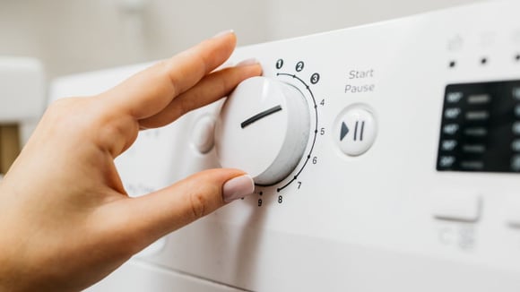 Usar o mesmo programa em todas as lavagens pode comprometer algumas peças que precisam de cuidados especiais (Créditos: Shutterstock)