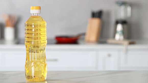 Óleo vegetal não deve ficar exposto na bancada da cozinha ou próximo de fontes de calor, como o fogão (Créditos: Shutterstock)