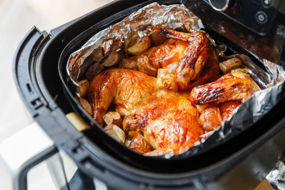 Como usar o papel alumínio do jeito certo para não estragar a sua air fryer