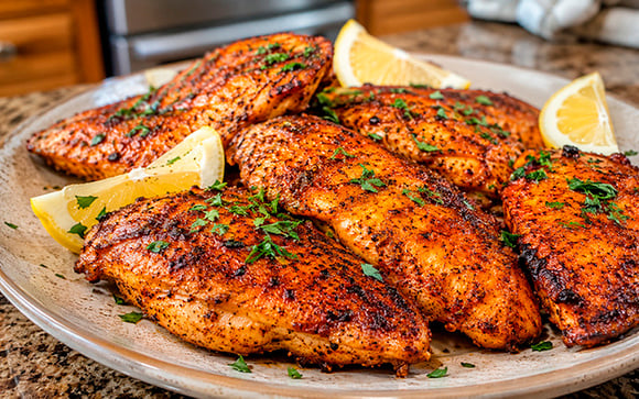 Transformei filé de frango simples em um prato irresistível com essa mistura secreta de temperos