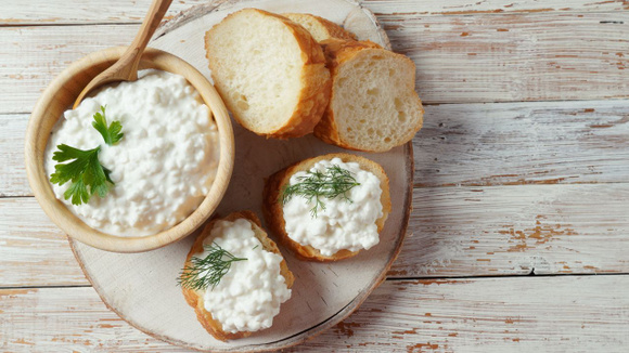 O cottage vem ganhando muita popularidade entre quem precisa aumentar o consumo de proteínas na alimentação (Créditos: Shutterstock)