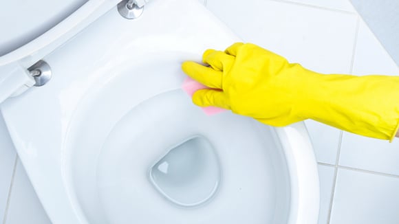 Especialistas em limpeza compartilham truque simples: remove manchas amarelas do vaso sanitário em 30 minutos