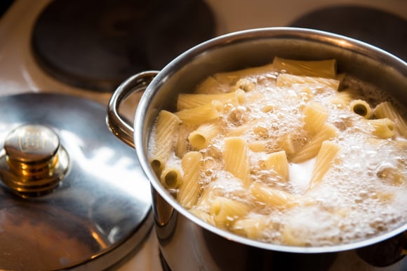Não se prenda ao parmesão: a alternativa ideal para usar no macarrão e ter um sabor delicioso de queijo