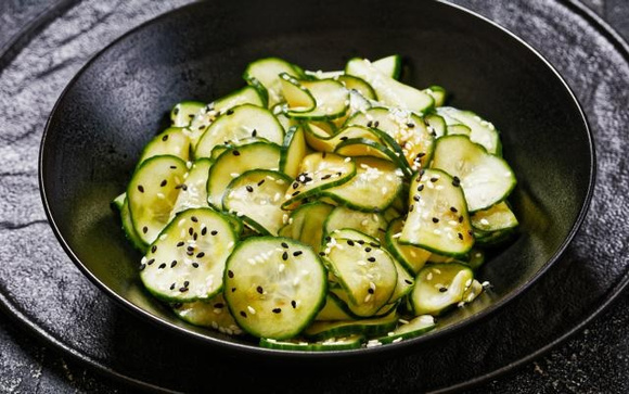 O sunomono é uma salada de pepino leve e saborosa (Créditos: TudoGostoso/Shutterstock)