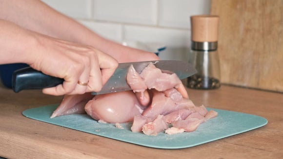Textura firma, cheiro suave e aspecto mais íntegro indicam que o frango ainda pode ser consumido (Créditos: Shutterstock)