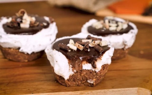 Diferentemente dos cupcakes comuns, esse é bom gelado e já tem sorvete junto (Créditos: TudoGostoso)