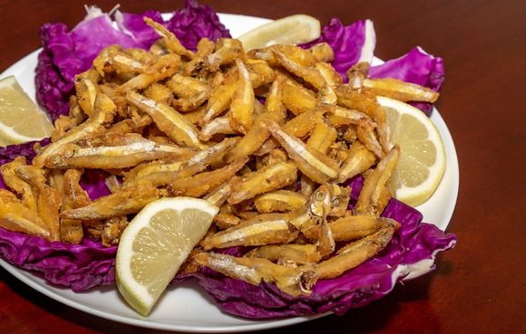 Ginga, manjubinha ou pititinga: peixinho frito no dendê recheia tapioca e vira prato típico em Natal, no Rio Grande do Norte (Crédito: Shutterstock)