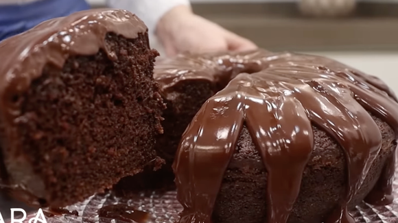 Combinação clássica de chocolate e laranja preparada de forma artesanal e convidativa. (Foto: reprodução canal Isamara Amâncio no Youtube)