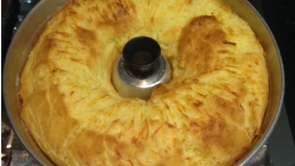 Bolo de pão de queijo de comer rezando para um lanche diferente que agrada todo mundo: aprenda receita fácil