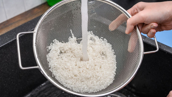 Cientistas e chefs concordam: lavar o arroz oferece vantagens em termos de segurança alimentar
