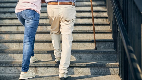 Três treinadores concordam: "Após os 60 anos, a força e a massa muscular melhoram se você subir e descer escadas todos os dias.
