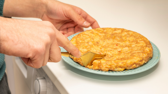 A frigideira ficou para trás: veja no TudoGostoso como fazer omelete de um jeito que sacia muito mais