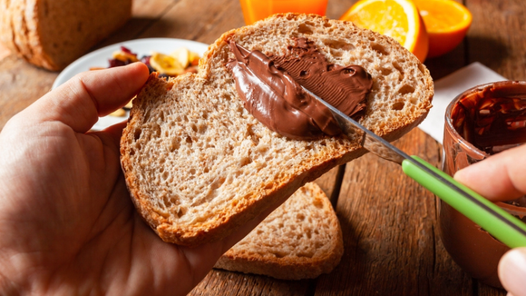 Nunca mais comprei creme de chocolate no mercado depois que aprendi a fazer essa versão caseira com amêndoas e cacau: fica muito cremosa e rende bastante!