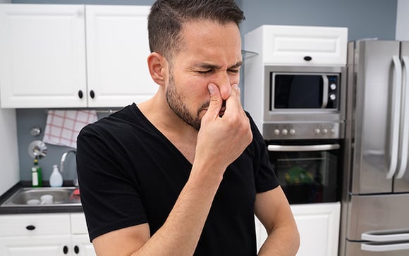 Nem vinagre, nem limão: o truque simples para grelhar peixes sem deixar a cozinha toda fedendo