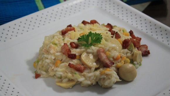 Risoto de frango com abobrinha, bacon, cogumelos, milho e outros ingredientes (Créditos: TudoGostoso)
