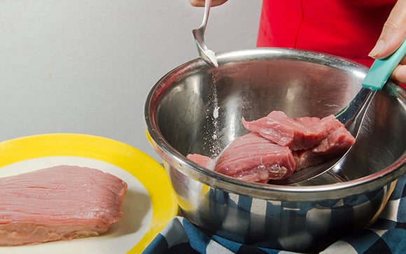 Poucas pessoas sabem, mas aprendi com um churrasqueiro: truque com bicarbonato deixa a carne mais macia, saborosa e suculenta