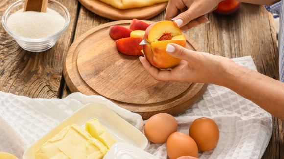 Pão de pêssego pode ser feito com frutas frescas ou em calda (Créditos: Shutterstock)