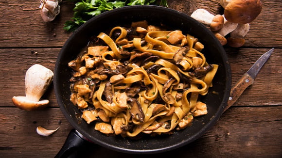 Tagliatelle com cogumelos porcini: a receita rápida e cremosa com cheirinho de almoço em família ou de jantar improvisado para convidados