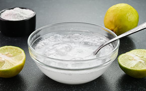 Poucos sabem, mas misturar cascas de limão com sal e bicarbonato de sódio substitui esse produto químico tradicional nas cozinhas